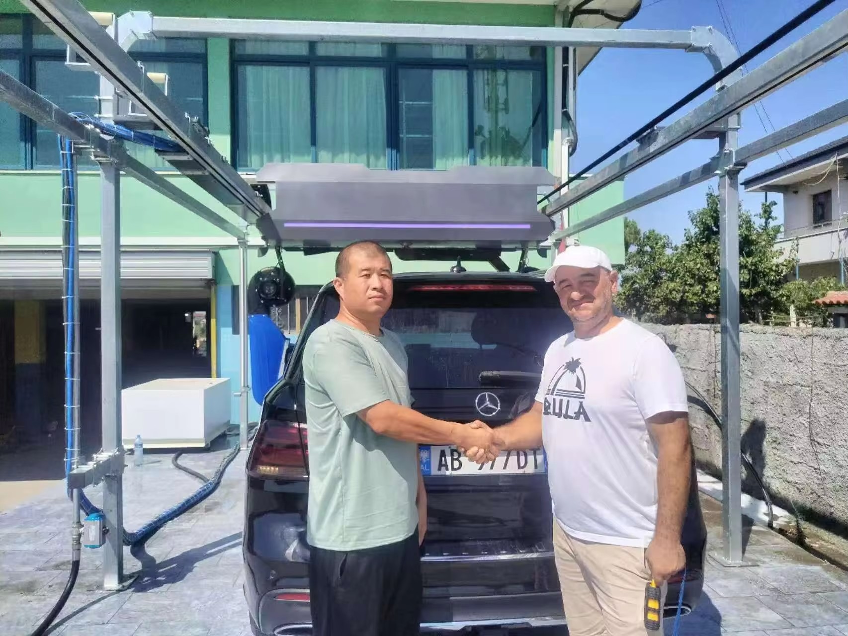 The XC automatic car washing machine has been installed in Canada.